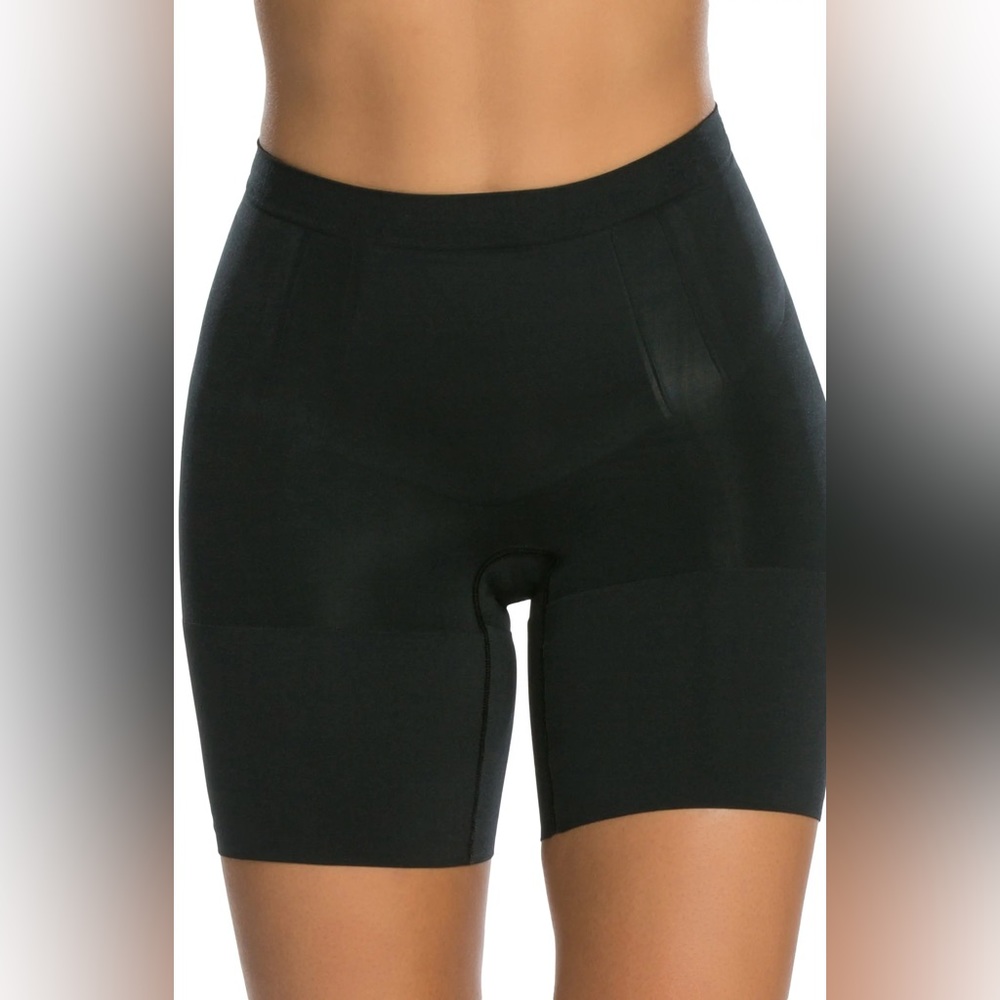 Spanx oncore mid thigh shorts black size small